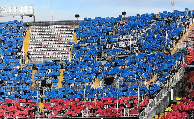 La afición del Betis en Mestalla se unió al tifo en honor a los afectados por la DANA La afición del Betis en Mestalla se unió al tifo en honor a los afectados por la DANA