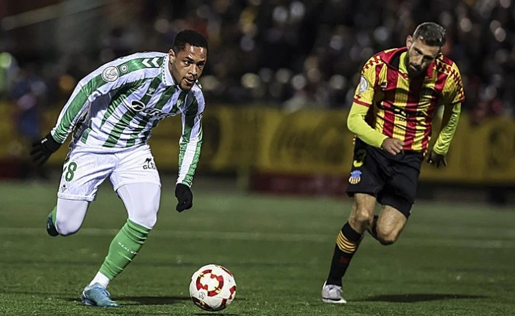 El Vitor Roque del Betis ya marca más que el del Barcelona El Vitor Roque del Betis ya marca más que el del Barcelona