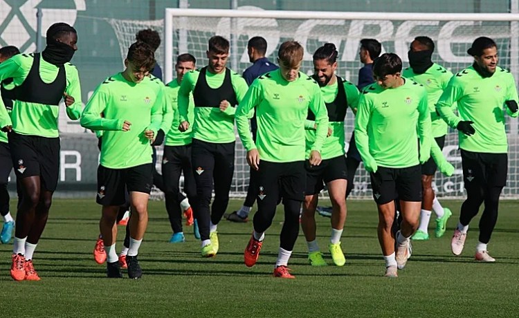 El canterano Reina se ejercita con el Betis y apunta a viajar a Moldavia El canterano Reina se ejercita con el Betis y apunta a viajar a Moldavia