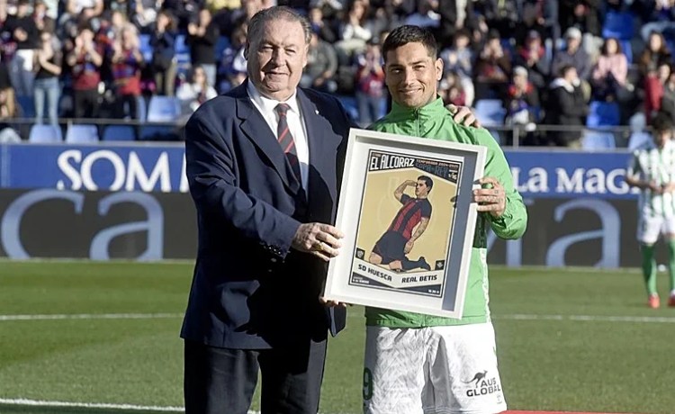 Chimy Ávila: «Estoy feliz con las aficiones de Huesca y Betis, porque me regalan mucho cariño» Chimy Ávila: «Estoy feliz con las aficiones de Huesca y Betis, porque me regalan mucho cariño»