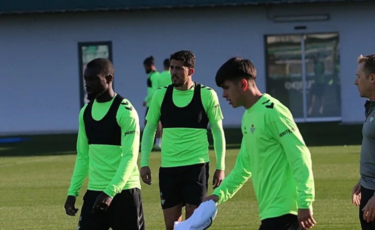 Fornals se ejercita con el Betis a dos días del duelo ante el Valladolid Fornals se ejercita con el Betis a dos días del duelo ante el Valladolid