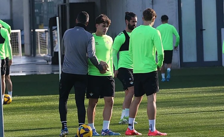 El Betis acerca posturas con Mateo para la renovación del contrato El Betis acerca posturas con Mateo para la renovación del contrato