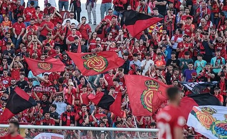 La afición del Mallorca prepara protestas contra su propio club y la RFEF en el choque ante el Betis La afición del Mallorca prepara protestas contra su propio club y la RFEF en el choque ante el Betis