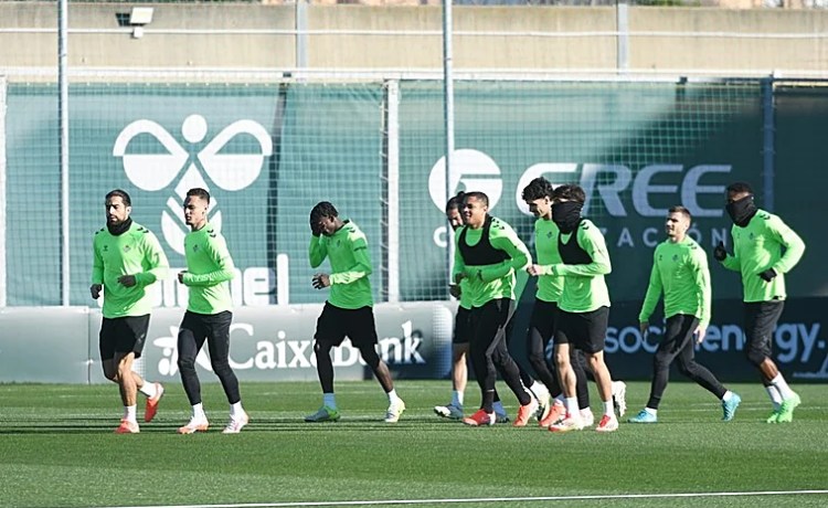 El Betis se centra en el delantero en un mercado con precios inflados El Betis se centra en el delantero en un mercado con precios inflados