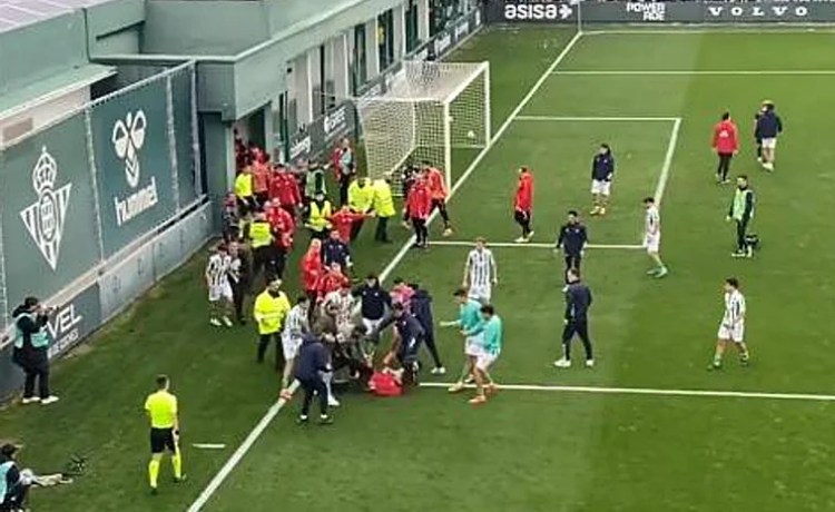 Tangana al final del Betis – Bayern de la Youth League; los alemanes, señalados por «hacer cortes de manga, insultar y reírse» Tangana al final del Betis – Bayern de la Youth League; los alemanes, señalados por «hacer cortes de manga, insultar y reírse»