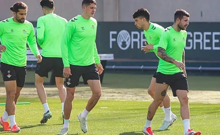 Aitor Ruibal se enzarza con un periodista tras el Betis – Gent Aitor Ruibal se enzarza con un periodista tras el Betis – Gent