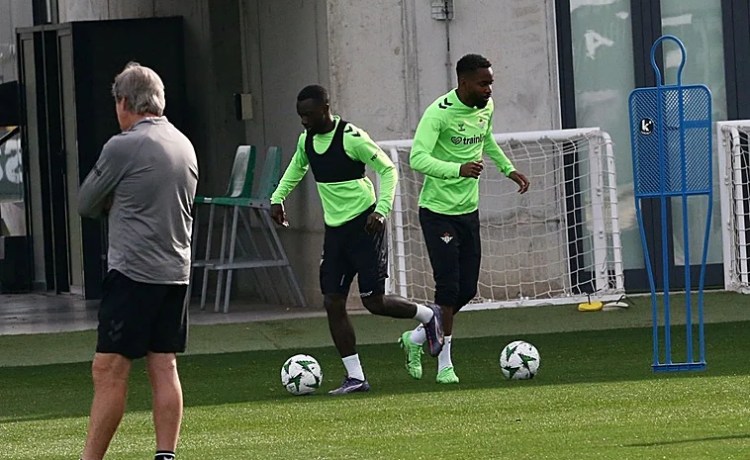 Bakambu se entrena en la víspera del duelo ante el Getafe Bakambu se entrena en la víspera del duelo ante el Getafe