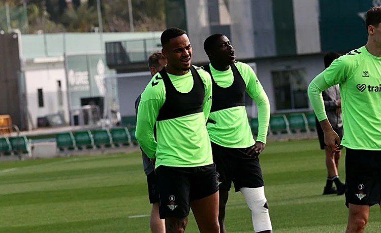 Chimy Ávila y Natan no podrían jugar la vuelta si ven una amarilla en el Betis – Vitoria Guimaraes Chimy Ávila y Natan no podrían jugar la vuelta si ven una amarilla en el Betis – Vitoria Guimaraes