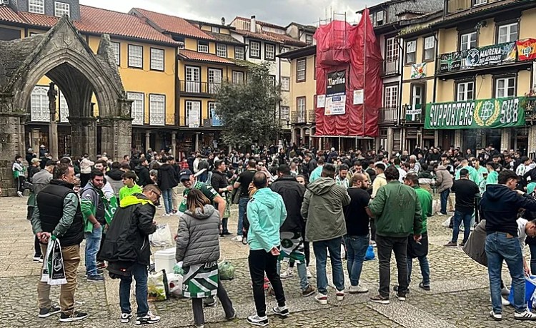 La fiesta del Betis: Guimaraes se viste en la previa con los colores verdiblancos La fiesta del Betis: Guimaraes se viste en la previa con los colores verdiblancos