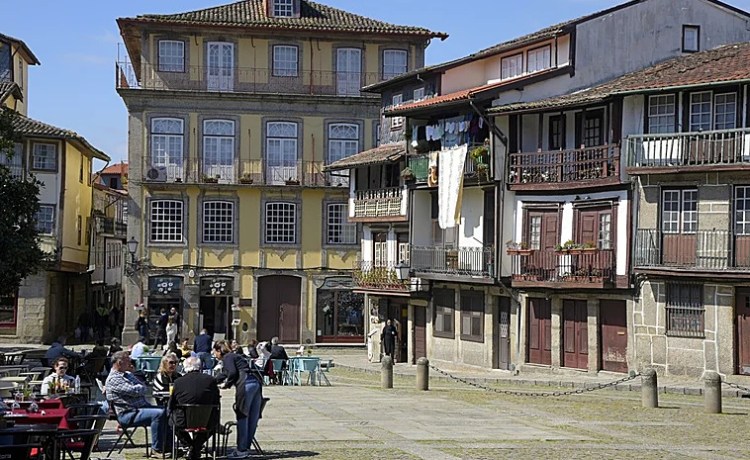 La Plaza de Sao Tiago, punto de quedada para los béticos antes del choque contra el Vitoria de Guimaraes La Plaza de Sao Tiago, punto de quedada para los béticos antes del choque contra el Vitoria de Guimaraes