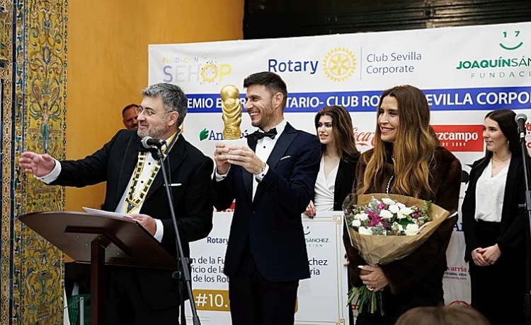 Joaquín recibe el IV Premio al Espíritu Rotario y dona 10.000 € para Musicoterapia en Oncología Pediátrica Joaquín recibe el IV Premio al Espíritu Rotario y dona 10.000 € para Musicoterapia en Oncología Pediátrica