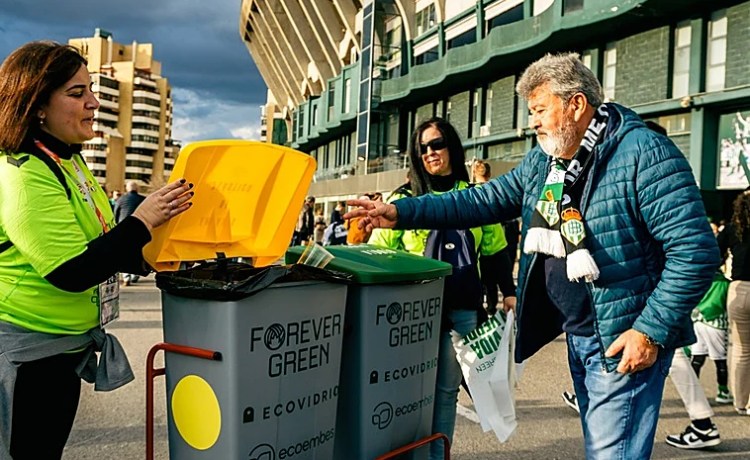 La Fundación Real Betis refuerza su proyecto de limpieza y reciclaje para el derbi La Fundación Real Betis refuerza su proyecto de limpieza y reciclaje para el derbi