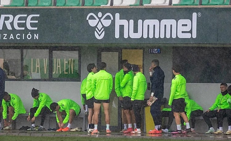 Pellegrini tuvo que suspender el entrenamiento previo al Barcelona – Betis por la intensa lluvia Pellegrini tuvo que suspender el entrenamiento previo al Barcelona – Betis por la intensa lluvia