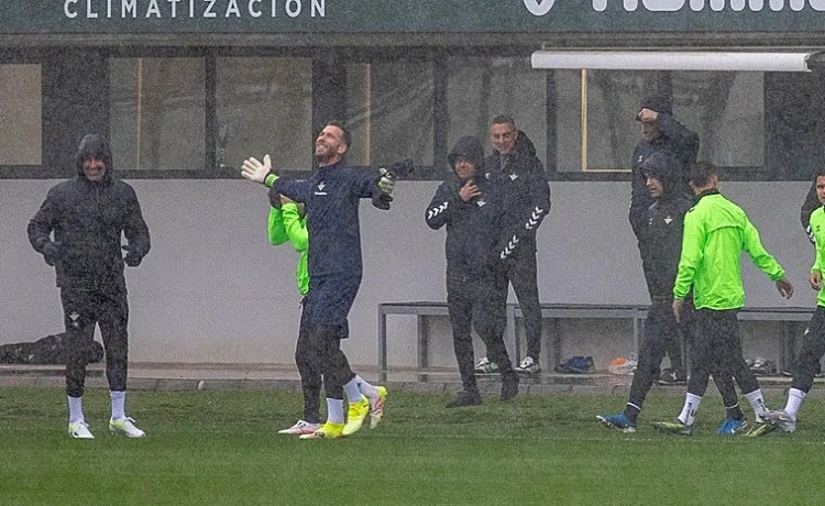 El Betis se mide con el líder y con su historia El Betis se mide con el líder y con su historia