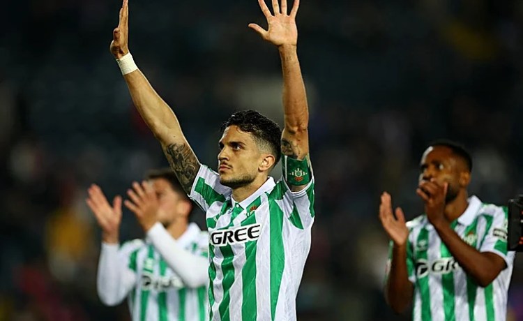 Bartra está aún a dos partidos para renovar automáticamente y el Betis negocia un nuevo contrato Bartra está aún a dos partidos para renovar automáticamente y el Betis negocia un nuevo contrato