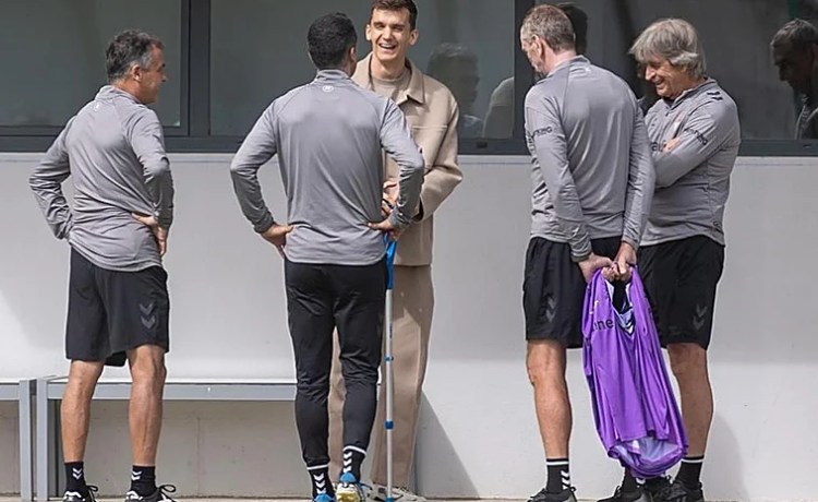 Un animado Diego Llorente visita a sus compañeros antes del viaje a Girona Un animado Diego Llorente visita a sus compañeros antes del viaje a Girona