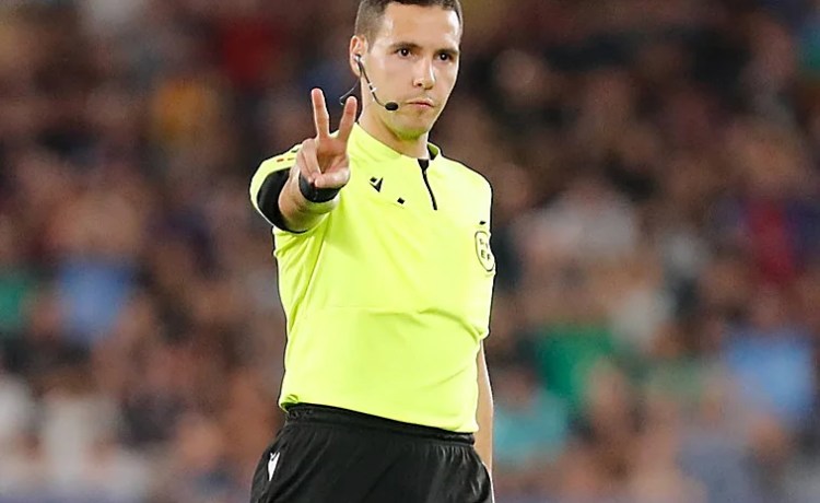Hernández Maeso, árbitro del Betis – Valladolid, con Del Cerro Grande en el VAR Hernández Maeso, árbitro del Betis – Valladolid, con Del Cerro Grande en el VAR