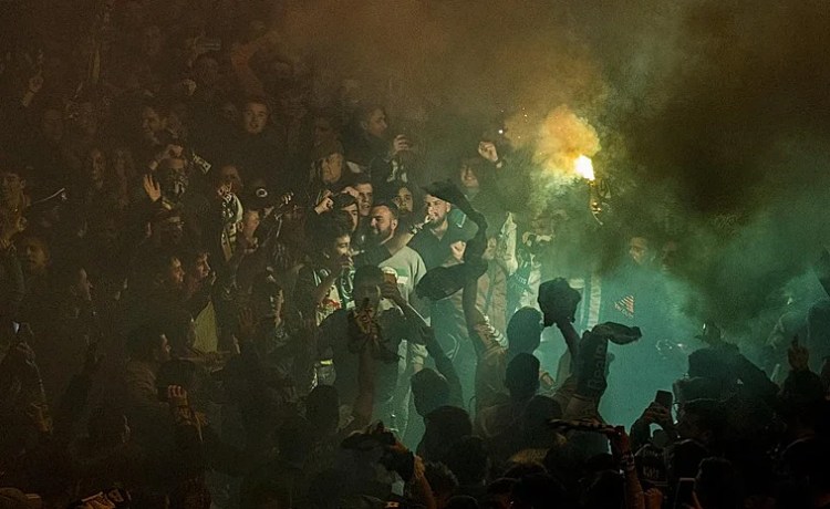 El Betis se enfrenta a una multa de 90.000 por no impedir la entrada de botes de humo al campo El Betis se enfrenta a una multa de 90.000 por no impedir la entrada de botes de humo al campo
