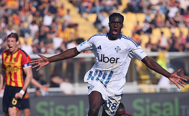 Assane Diao se despide de la temporada por lesión tras una gran irrupción en el Como Assane Diao se despide de la temporada por lesión tras una gran irrupción en el Como