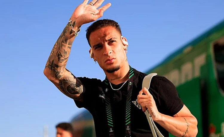 Marea verde por la Conference: el Betis llega al Villamarín arropado por miles de béticos antes de medirse a la Fiorentina Marea verde por la Conference: el Betis llega al Villamarín arropado por miles de béticos antes de medirse a la Fiorentina