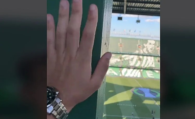 Va al campo del Betis y se queja del sitio que le ha tocado: «Tengo una viga enfrente y no veo» Va al campo del Betis y se queja del sitio que le ha tocado: «Tengo una viga enfrente y no veo»