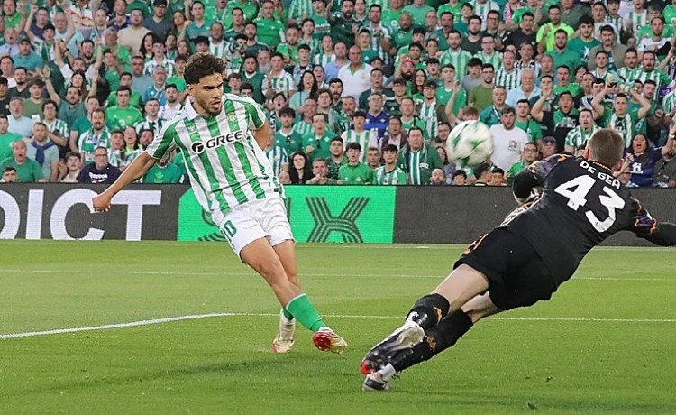 De Gea se lleva a Florencia las camisetas de Isco y Antony: «Llevaba tiempo fastidiado» De Gea se lleva a Florencia las camisetas de Isco y Antony: «Llevaba tiempo fastidiado»
