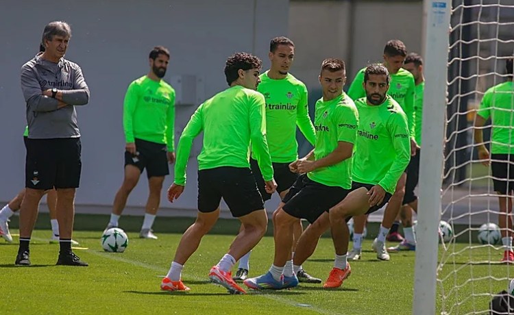 Natan no se ejercita con el grupo a dos días del Fiorentina – Betis, pero su presencia está garantizada Natan no se ejercita con el grupo a dos días del Fiorentina – Betis, pero su presencia está garantizada