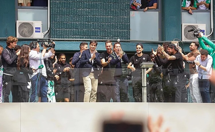 El Betis se da un baño de masas a su regreso de Florencia: «A Plaza Nueva hay que volver» El Betis se da un baño de masas a su regreso de Florencia: «A Plaza Nueva hay que volver»