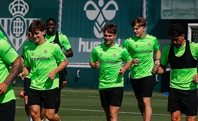 Ortiz, renovación ultimada con el Betis y convocatoria Ortiz, renovación ultimada con el Betis y convocatoria