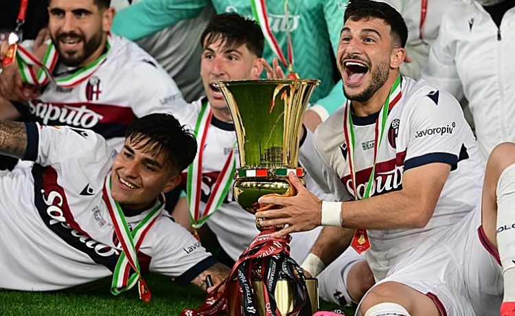 El ex del Betis Juan Miranda rememora su gloria y levanta la Copa de Italia con el Bolonia El ex del Betis Juan Miranda rememora su gloria y levanta la Copa de Italia con el Bolonia