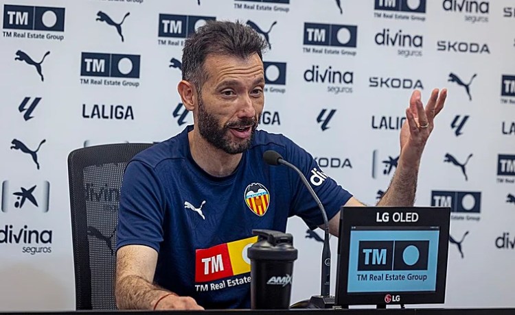 Carlos Corberán: «Afrontamos el partido con ilusión y responsabilidad. La plantilla no está de vacaciones» Carlos Corberán: «Afrontamos el partido con ilusión y responsabilidad. La plantilla no está de vacaciones»