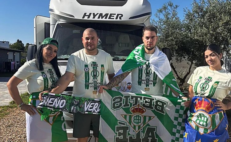 La caravana bética de la ilusión: 6.000 kilómetros por carretera para ver al Betis en Polonia La caravana bética de la ilusión: 6.000 kilómetros por carretera para ver al Betis en Polonia