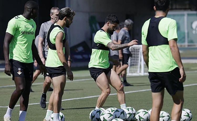 El internacional Isco, en una sesión sin Lo Celso antes de que el Betis viaje a Breslavia El internacional Isco, en una sesión sin Lo Celso antes de que el Betis viaje a Breslavia