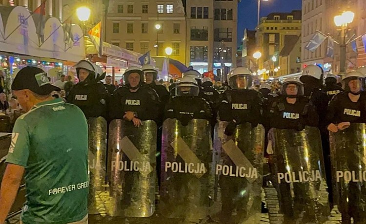 La Policía interviene en el centro de Breslavia para evitar mayores incidentes entre aficionados del Betis y del Chelsea La Policía interviene en el centro de Breslavia para evitar mayores incidentes entre aficionados del Betis y del Chelsea
