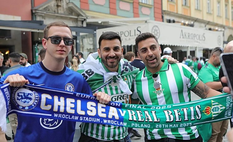 Breslavia ya vive la marea verde, blanca y verde y aguarda la llegada de 3.000 béticos más Breslavia ya vive la marea verde, blanca y verde y aguarda la llegada de 3.000 béticos más