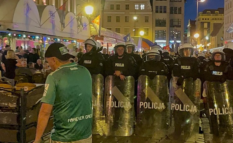 Cuatro españoles, detenidos por los incidentes entre seguidores del Betis y el Chelsea durante la madrugada Cuatro españoles, detenidos por los incidentes entre seguidores del Betis y el Chelsea durante la madrugada