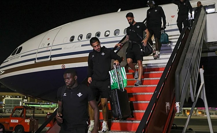 Silencio y reflexión en la vuelta del Betis tras la final: aprendizaje para el futuro Silencio y reflexión en la vuelta del Betis tras la final: aprendizaje para el futuro