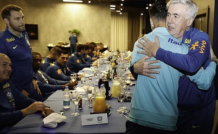 El abrazo de Ancelotti y Antony en su regreso a la selección brasileña El abrazo de Ancelotti y Antony en su regreso a la selección brasileña