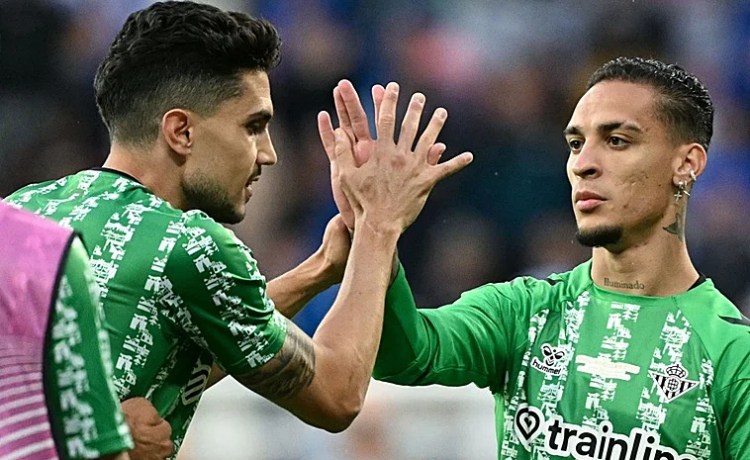 Antony le comunica al Manchester United que su prioridad es seguir en el Betis Antony le comunica al Manchester United que su prioridad es seguir en el Betis