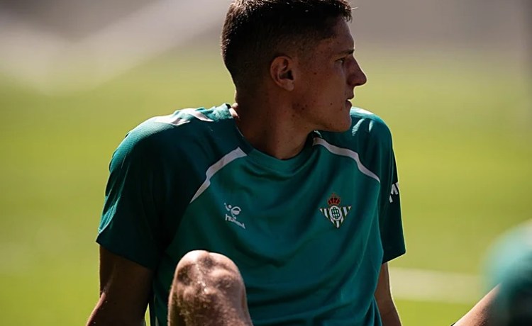 Bellerín y Chimy, novedades en el primer entrenamiento del Betis en Portugal Bellerín y Chimy, novedades en el primer entrenamiento del Betis en Portugal