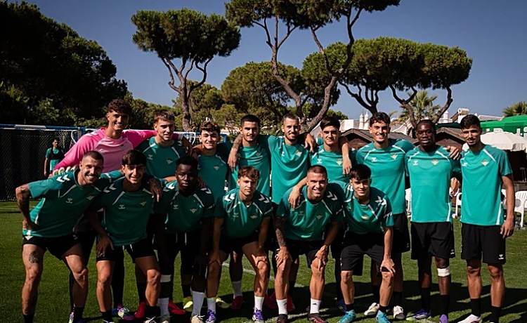 Aitor ‘se cuela’ en la foto de los canteranos del Real Betis Aitor ‘se cuela’ en la foto de los canteranos del Real Betis