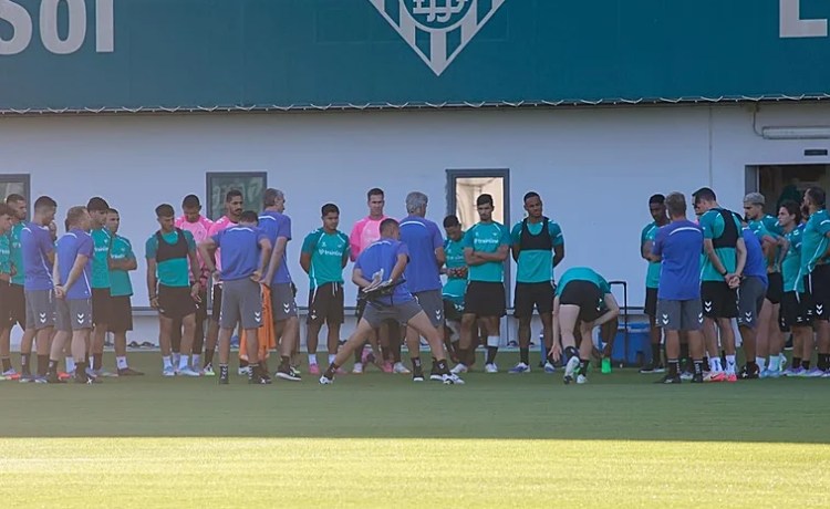 Pau López y Junior, en la charla de Pellegrini Pau López y Junior, en la charla de Pellegrini