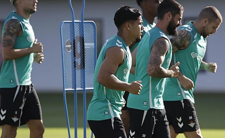 En Córdoba, prueba para el Betis con el atractivo de Riquelme y los internacionales En Córdoba, prueba para el Betis con el atractivo de Riquelme y los internacionales