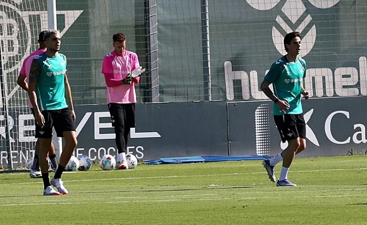 Primeras indicaciones para Valentín Gómez en el centro de la defensa del Betis Primeras indicaciones para Valentín Gómez en el centro de la defensa del Betis