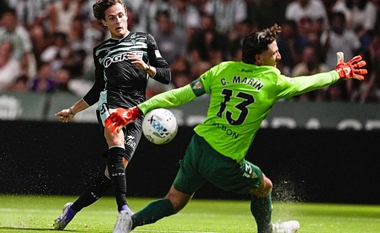 Riquelme cae de pie y ya empieza a justificar su fichaje Riquelme cae de pie y ya empieza a justificar su fichaje