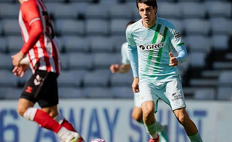 El debut de Petit: muchas ganas y un golpe en la cara que le hizo sangrar El debut de Petit: muchas ganas y un golpe en la cara que le hizo sangrar