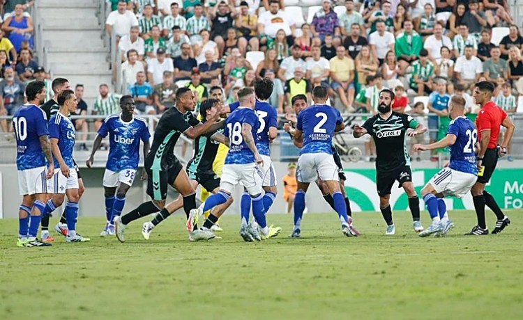 Tangana en el Betis – Como: empujones, manotazos, expulsiones y final de la primera parte antes de tiempo Tangana en el Betis – Como: empujones, manotazos, expulsiones y final de la primera parte antes de tiempo
