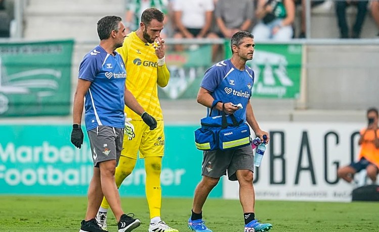 Pau López, baja en el entrenamiento tras el golpe recibido en la cabeza Pau López, baja en el entrenamiento tras el golpe recibido en la cabeza