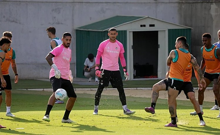 El Betis se centra en la salida de Vieites para inscribir a Pau López El Betis se centra en la salida de Vieites para inscribir a Pau López