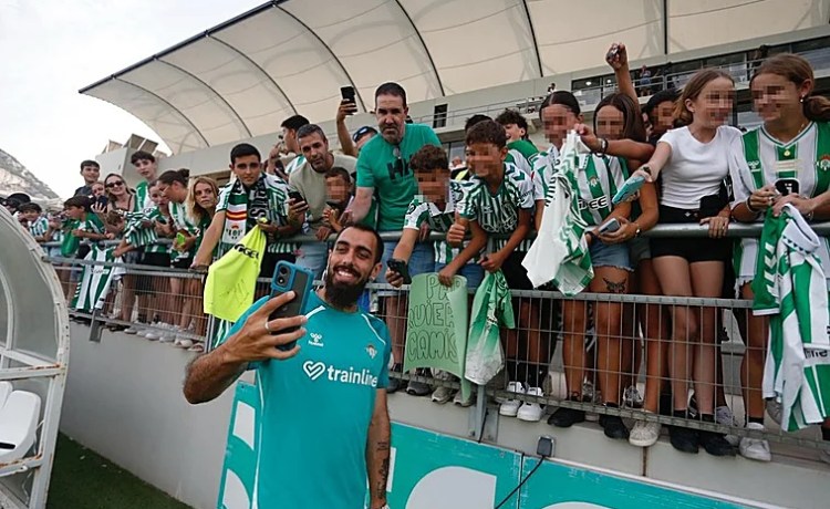 Borja Iglesias, en su despedida del Betis: «Me siento orgulloso de haber defendido este escudo a mi manera» Borja Iglesias, en su despedida del Betis: «Me siento orgulloso de haber defendido este escudo a mi manera»